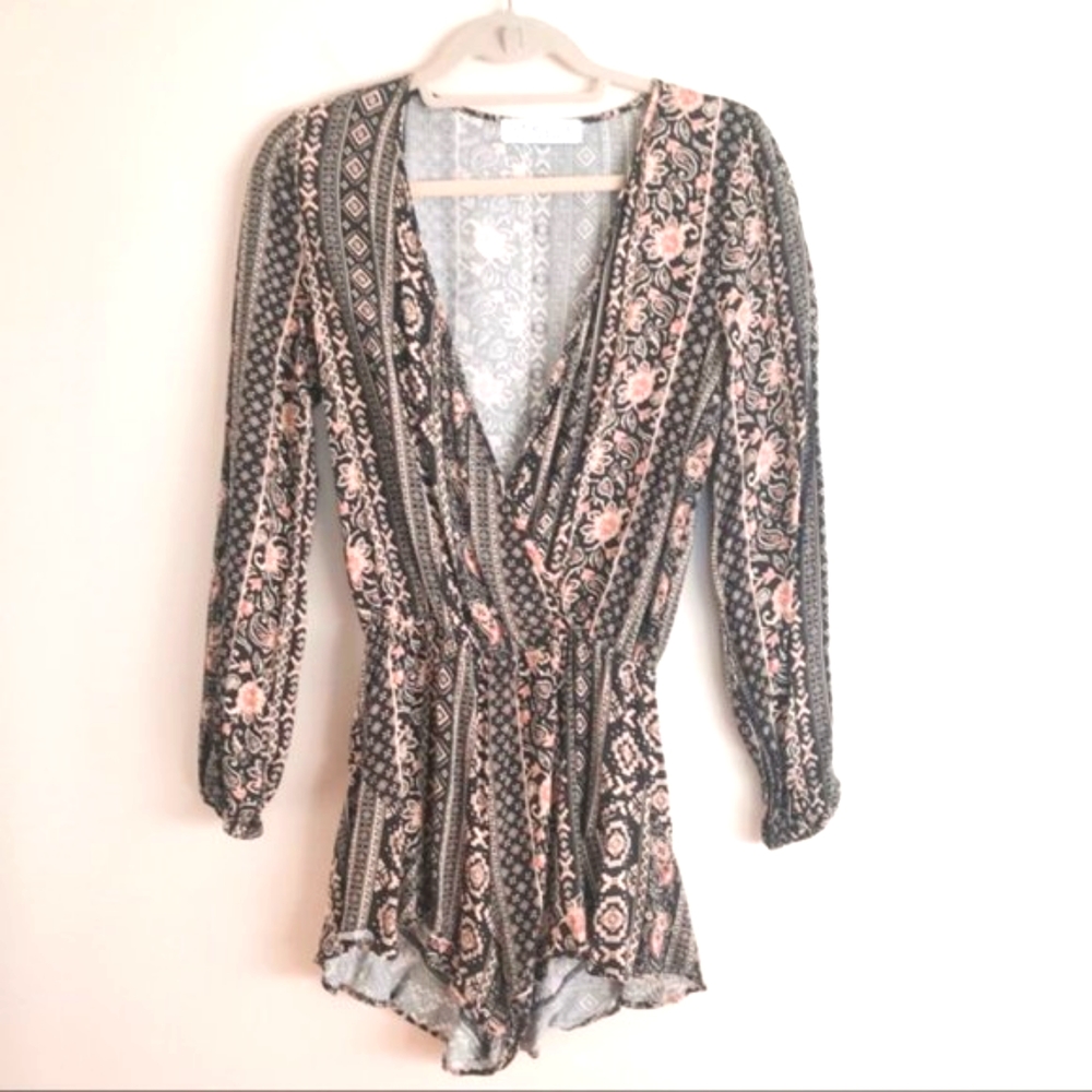 Stella Laguna Beach | Black Pattern Ruffle Romper